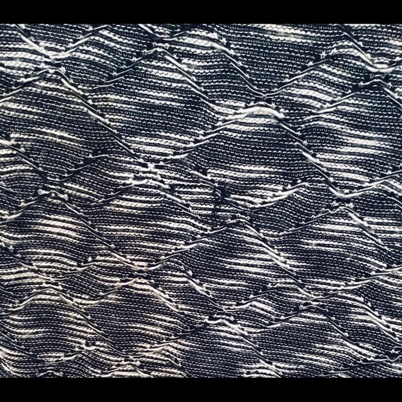 FREE w/any Purchase ~VENUS Black & White Tunic - Picture 4 of 5